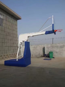 ?奧帥體育廠內技術員正在調試液壓升降系統